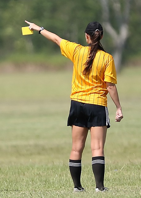 9. Referee ‍Etiquette: ⁣Developing excellent communication ⁤and interpersonal skills