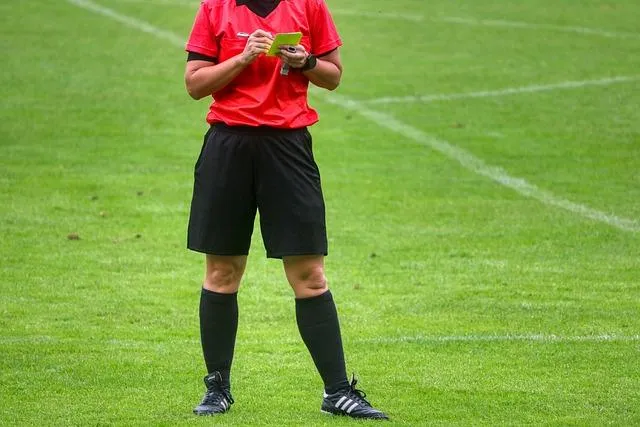 Soccer Rules: Can You Fake a Penalty Kick? Find Out! 7 9. Referees Under Scrutiny: Challenges and Training to Combat Simulation